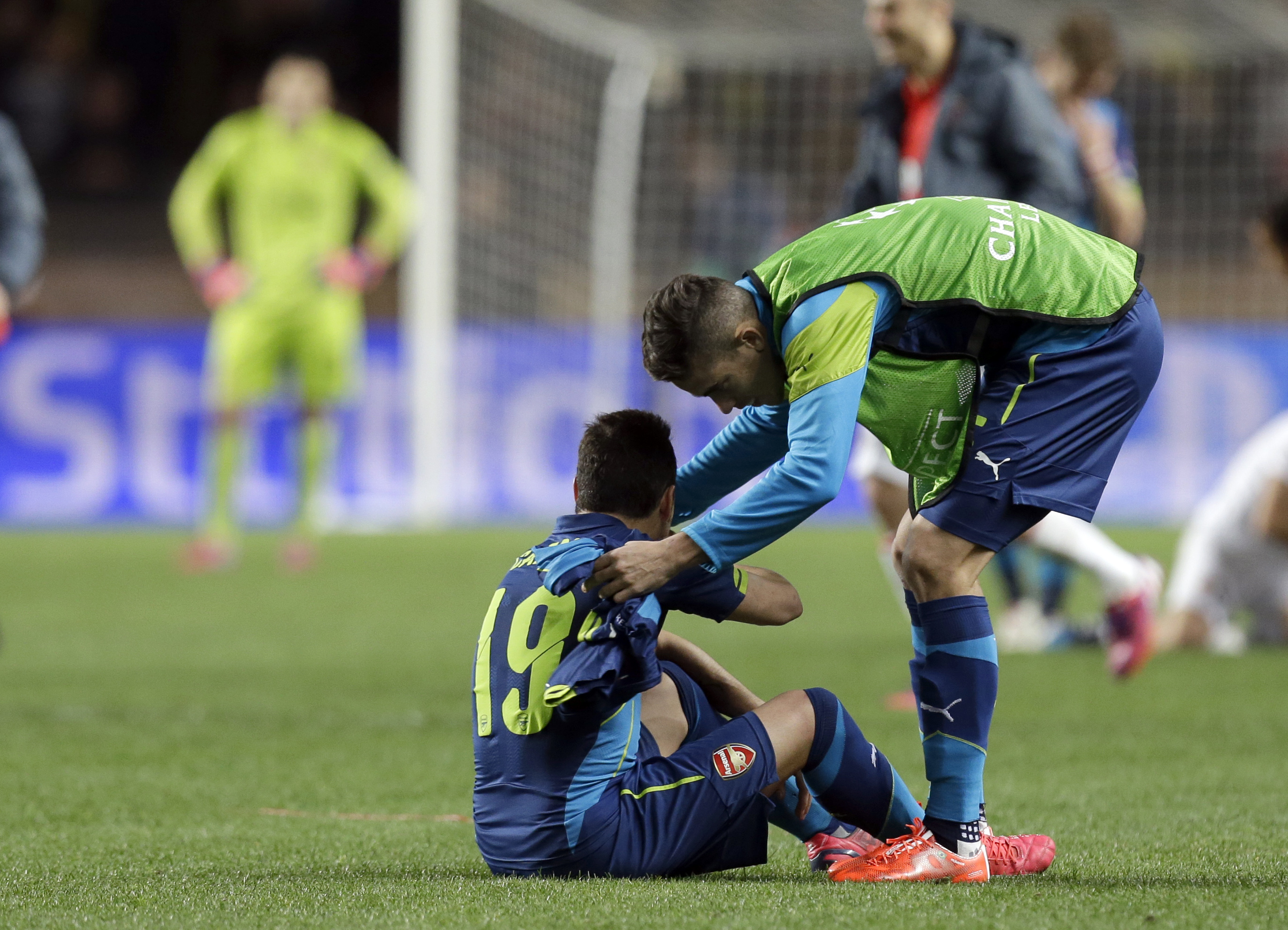 GABRIEL & CAZORLA - El brasileño consuela al español tras el pitazo final