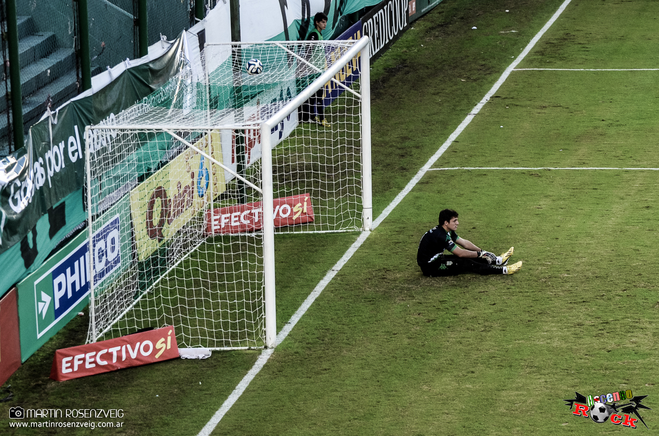 Servio, que reemplazó a Bologna en las fechas finales, sufre por el 0-1 que dejaba al "Taladro" sin festejar.