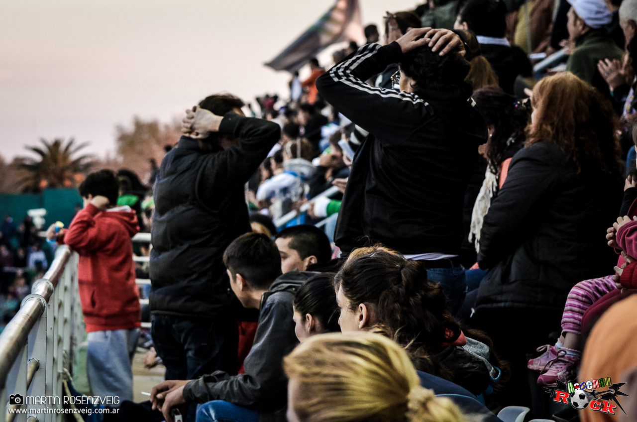 El ascenso ya era un hecho pero los hinchas querían gritar campeón