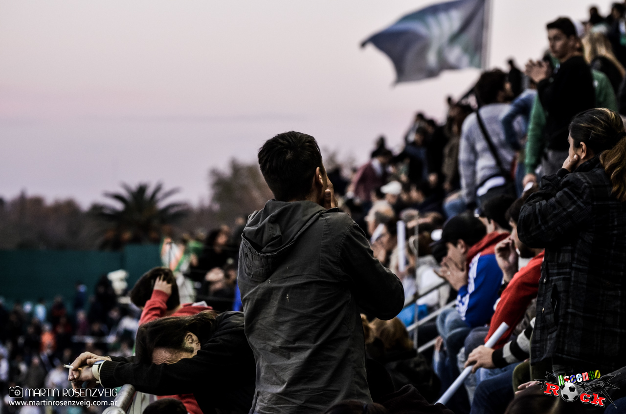 El ascenso ya era un hecho pero los hinchas querían gritar campeón