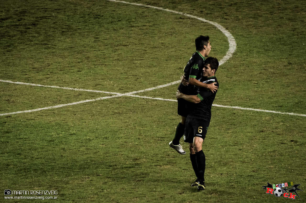 Santiago Salcedo, autor de 17 tantos en la temporada, ya marcó el empate. Banfield soñaba con el campeonato