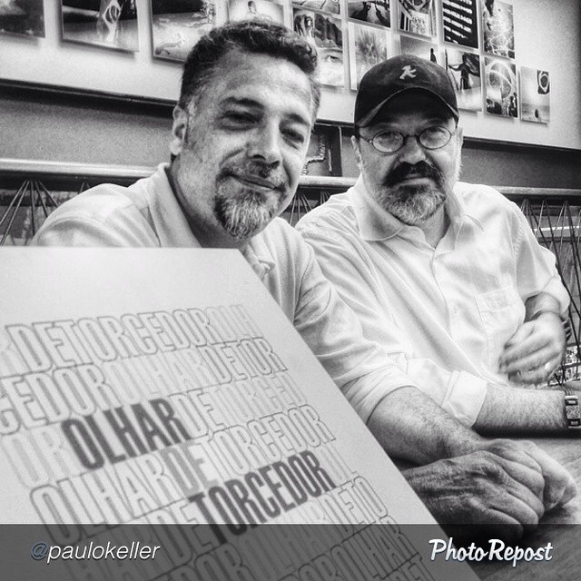 Cadu y Ricardo junto a su libro de fotografía móvil. 