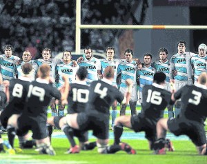 All-Blacks-Haka-Pumas-abrazados_CLAIMA20120930_0097_14