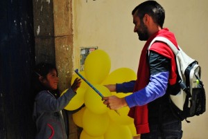 Ella quería su globo. El se lo alncanzó